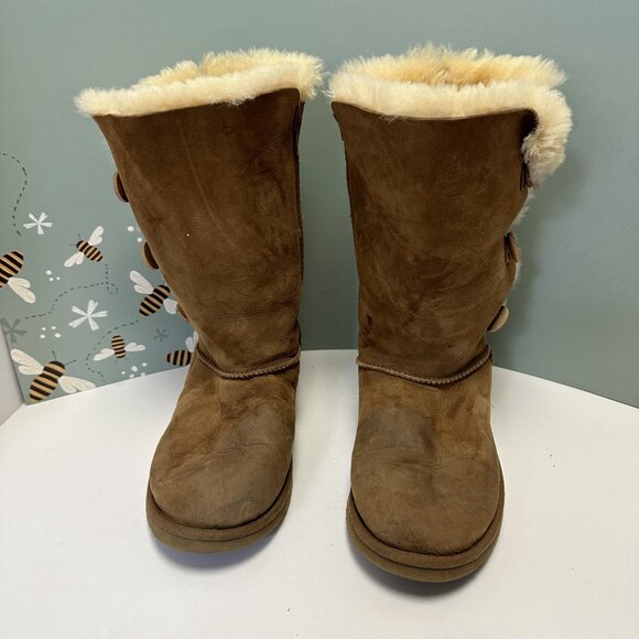 Uggs Women's Boots Size 6 Bailey Triplet 3 Button Sherling Style Chestnut - Picture 2 of 10